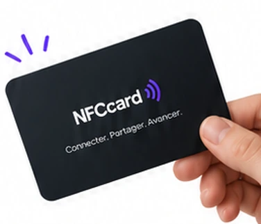 Une main tenant une carte ta-nfc.fr noire